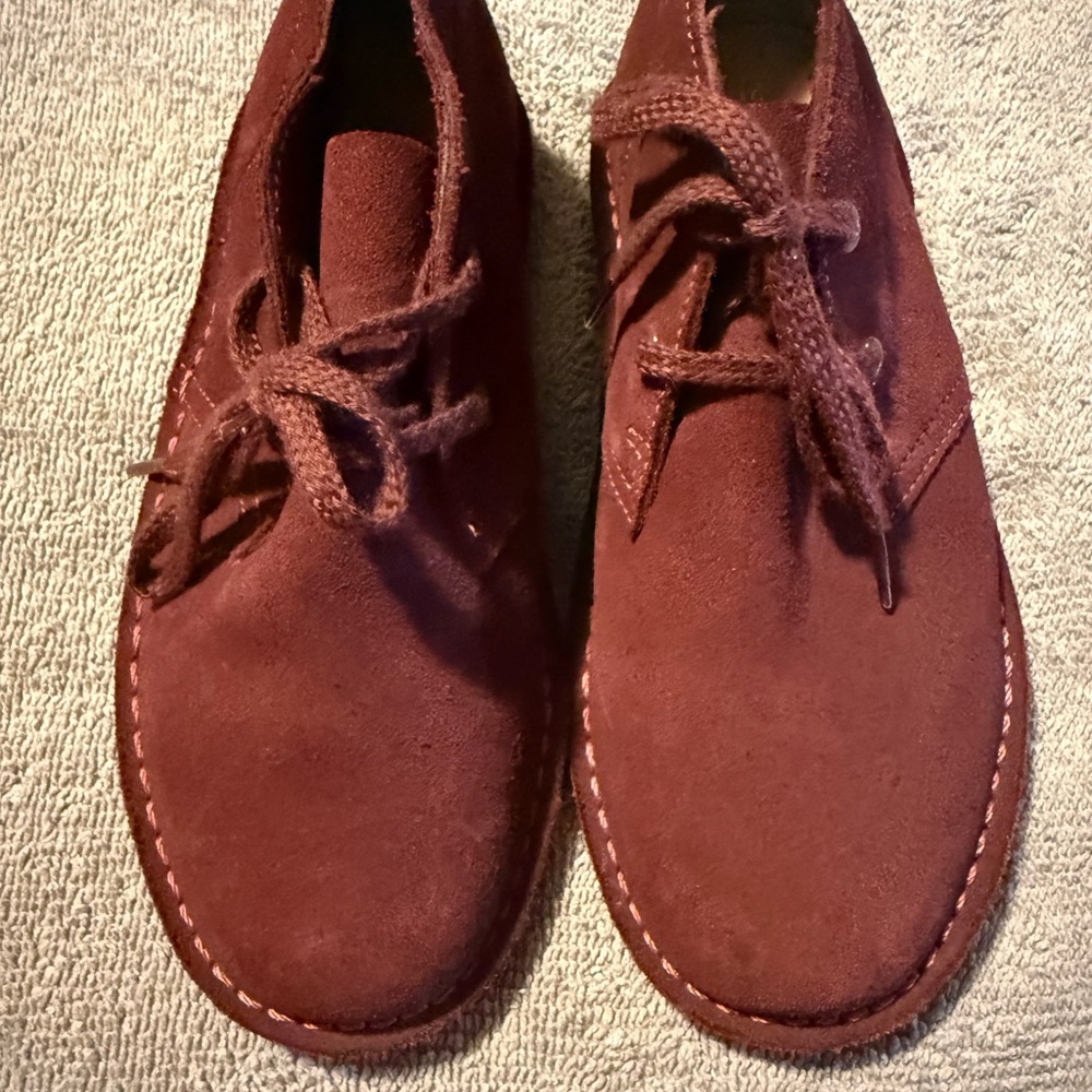Clark’s Original Kids Suede Lace-Up Shoes in Burgundy size 12 1/2.